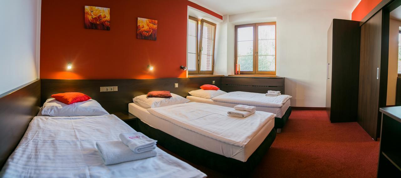 Hotel Best اوسترافا المظهر الخارجي الصورة