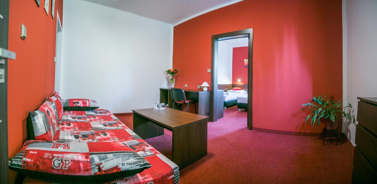 Hotel Best اوسترافا المظهر الخارجي الصورة